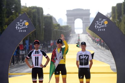 Geraint Thomas celebra con la bandera de Gales su victoria en el Tour junto a Dumoulin y Froome.