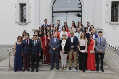 Bonaventura Clotet, ayer, con los graduados en Biotecnología a los que apadrinó.