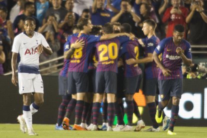 Los jugadores azulgranas celebran el segundo gol logrado por el debutante Arthur.