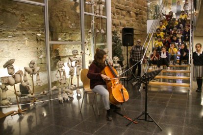 Música i titelles, ahir a la presentació a l’Espai Orfeó del nou cicle de debats ‘Diàlegs’.