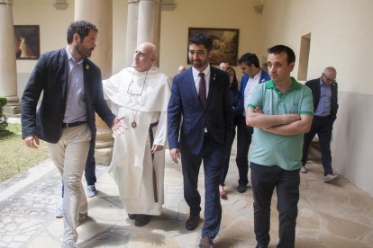 David Saldoni, presidente de la ACM, el prior Francesc Marín, el conseller y el alcalde, Aleix Bochaca.