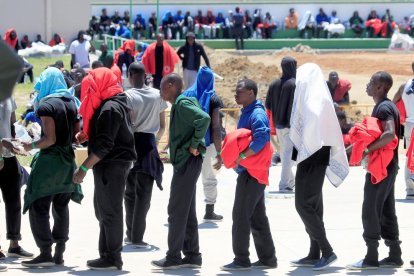 Un grupo de inmigrantes hacen cola para ser atendidos en Cádiz. 