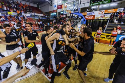 Els jugadors de l’Actel Força Lleida, amb Djukanovic en primer terme, celebren eufòrics la salvació.