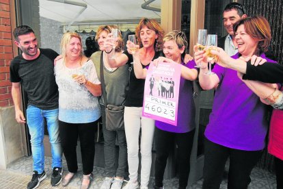 Algunos de los afortunados ayer celebraron el primer premio con las responsables del bar s’Abril de El Palau d’Anglesola. 