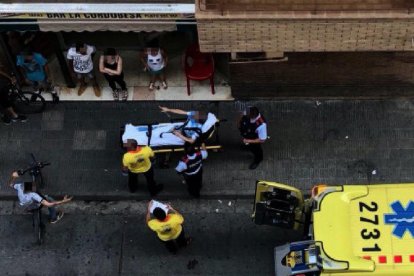 Servicios sanitarios y agentes de Mossos y Urbana, el jueves tras la pelea en la calle Comtes d’Urgell. 