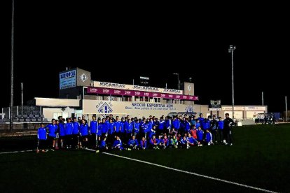 Jugadores del AEM se fotografiaron ayer con la escasa luz que tienen y que impide entrenarse.