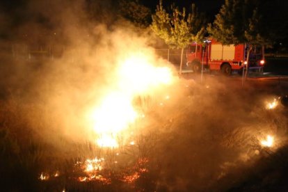 Un incendio calcina matojos en un solar de La Bordeta