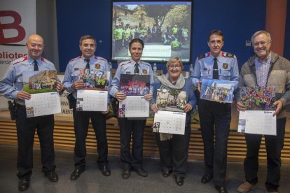 Los Mossos presentan su calendario solidario