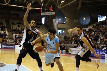 El equipo leridano acabó arrollado en la pista del Breogán.