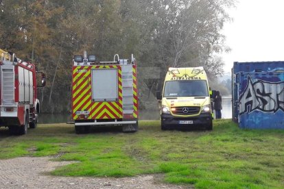 Los servicios de emergencia, en el lugar donde ha sido localizado el cadáver.