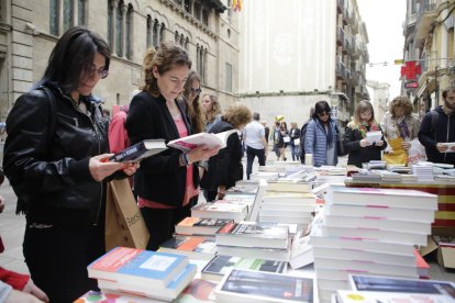 Una parada de llibres en ple Eix Comercial de Lleida durant dilluns passat, diada de Sant Jordi.