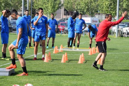 La plantilla del Lleida, durant l’entrenament d’ahir.