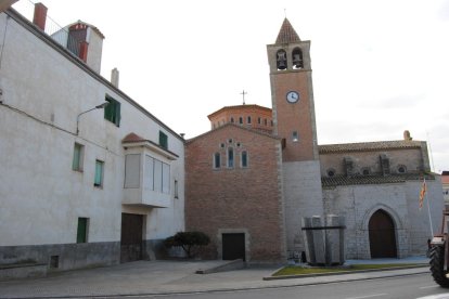 La casa se encuentra anexa a la iglesia local.