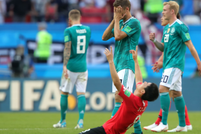 Un jugador coreano muestra su júbilo ante la desolación alemana.