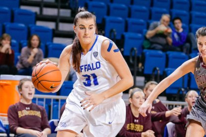 Cassie Oursler durante su etapa universitaria con las Buffalo Bulls.