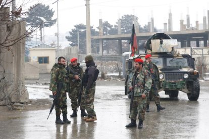 Soldados afganos montan guardia en los alrededores de la Academia Militar Marshal Fahim en Kabul.