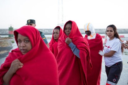 Los Servicios de Emergencias atendieron ayer a 58 inmigrantes en el puerto de Motril, en Granada.