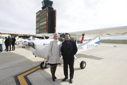 Egle Vaitkeviciute e Isidre Gavín, ayer en la pista del aeropuerto con las aeronaves de BAA Training.