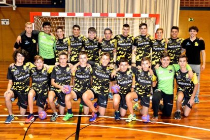 El equipo cadete del Handbol Pardinyes con su entrenador Lluc Aumatell, de pie primero por la derecha.