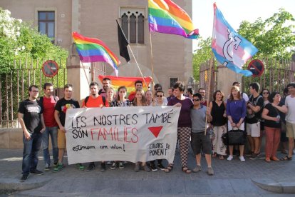 Una manifestación a favor de los derechos del colectivo LGTBI ante el obispado de Lleida. 