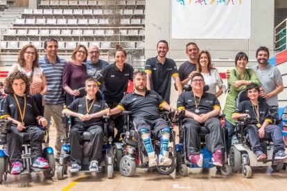 Anna Marín, primera por la izquierda, Guillem Pérez, segundo, y Oriol, quinto, junto a sus familias.