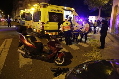 Moment en què la motorista ferida era evacuada pel SEM.