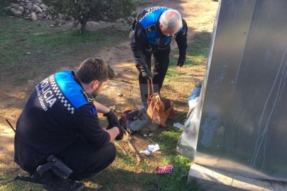 Dos agentes recogieron los objetos junto a la torre.