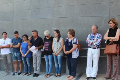 El alcalde leyó un manifiesto de repulsa en la concentración del domingo por la tarde. 