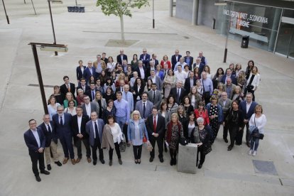 Imagen de familia de los asistentes ayer en el acto de Alumni.