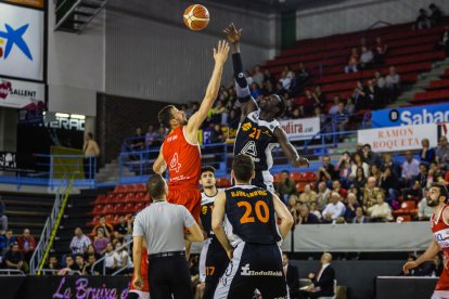 MBaye y el veterano Trías disputan la pelota en el salto inicial.