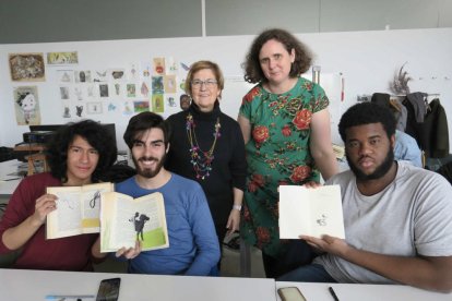 Alumnos del taller, con la concejal Montse Parra y Marie Paccou.