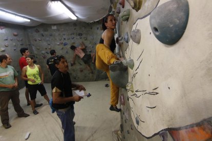 Búlder ‘indoor’ en el rocódromo del Centre Excursionista en Cappont 