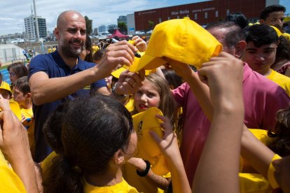 Pep Guardiola, técnico del Manchester City, firmó autógrafos a los niños de la Fundación Cruyff.