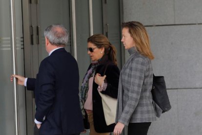 Rosalía Iglesias (c), dona de l’extresorer Luis Bárcenas, a l’arribar ahir a l’Audiència Nacional.