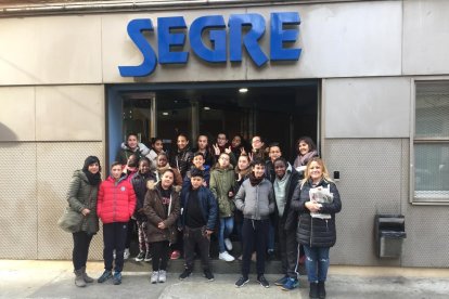 Els alumnes dEls alumnes davant les instal·lacions del Grup SEGREavant les instal·lacions del Grup SEGRE