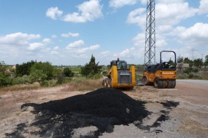 Las máquinas que reparan los baches en Les Borges.