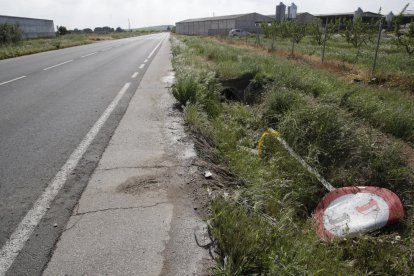 Un senyal al terra al punt de l’accident.