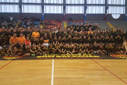 El Club FS Comtat d’Urgell de Balaguer presenta a sus equipos y homenajea a un exjugador