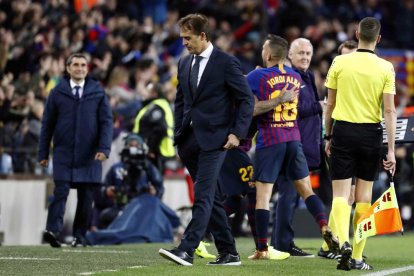 Julen Lopetegui se va con gesto abatido tras concluir el partido en el Camp Nou.