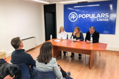 La eurodiputada Esther Herranz (c), ayer, en la sede del PP de Lleida.