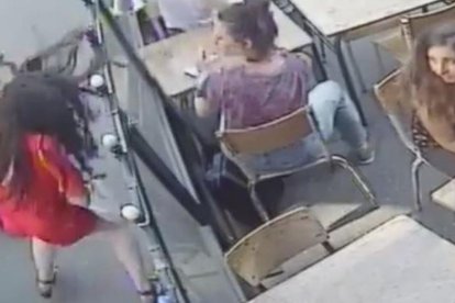 Una dona, agredida al carrer a París