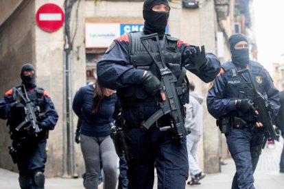 Imagen de agentes de los Mossos d’Esquadra con detenidos, ayer en el barrio del Raval, Barcelona.