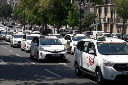 Aturada de 2 hores i marxa lenta dels taxistes de Lleida per la vaga del sector