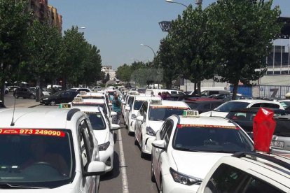 Parón de 2 horas y marcha lenta de los taxistas hoy por la huelga del sector