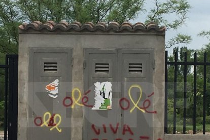 Pintades unionistes sobre llaços grocs a Ciutat Jardí, Lleida