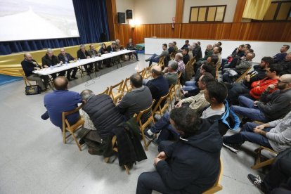 Los regantes que ayer asistieron a Montoliu para conocer las medidas aplicadas contra las algas. 