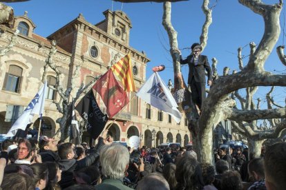 Manifestantes ante la sede del Parlament.