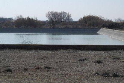 Una de las balsas donde se almacena el agua de boca. 