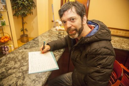 Un vecino de Tàrrega firmando ayer contra los microcortes.