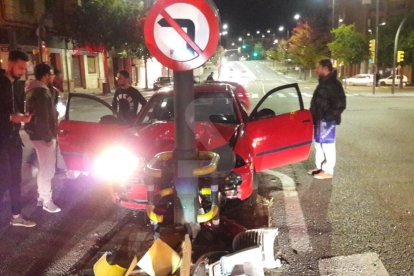 Choca contra un semáforo en Prat de la Riba